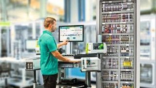 Der clipx WIRE assist führt den Anwender durch den Prozess der teilautomatisierten Leitervorbereitung, steuert Ausgabegeräte und stellt die notwendigen Informationen basierend auf CAE-Daten zur Verfügung.  (Phoenix Contact)