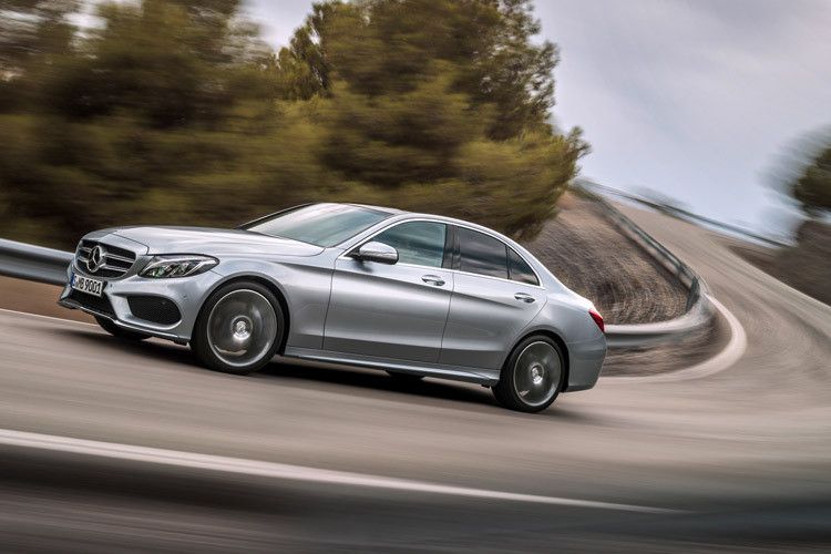 Deutlich markanter und dynamischer als der konservative Vorgänger fährt die Mittelklasse-Limousine nun vor. (Foto: Daimler)