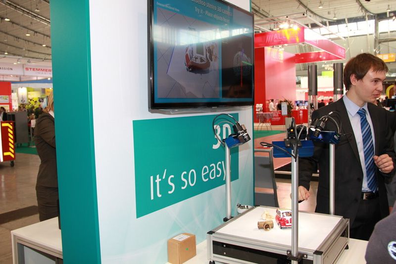 Die 3D-Kameras können wie bei diesem Versuchsaufbau ersichtlich immer das richige 3D-Objekt erkennen. (Bild: Schäfer)