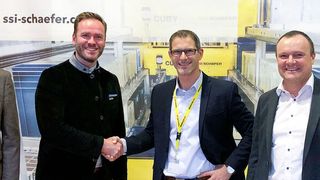 Mario Ulrich, Sales Leader Europe bei BD Rowa, Dirk Bockelmann, Global Commercial Director von BD Rowa, Gerald Gaberz, Geschäftsführung von SSI Schäfer Graz, Klaus Murko, Vice President Sales für Healthcare & Cosmetics bei SSI Schäfer, (v. l.) beim Vertragsschluss. (SSI Schäfer)