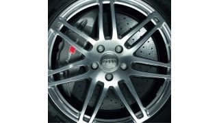 Die riesige 420-Millimeter-Scheibe füllt das 20-Zoll-Vorderrad des Audi Q7 fast voll aus.  (Foto: Audi)