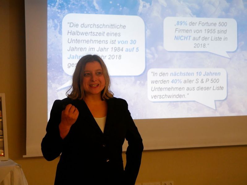 Prof. Dr. Isabell Welpe von der TU München forderte in ihrer Keynote eine Renaissance der Kreativität und schlug damit das nächste Kapitel von Führung auf. (Vogel IT-Medien GmbH)