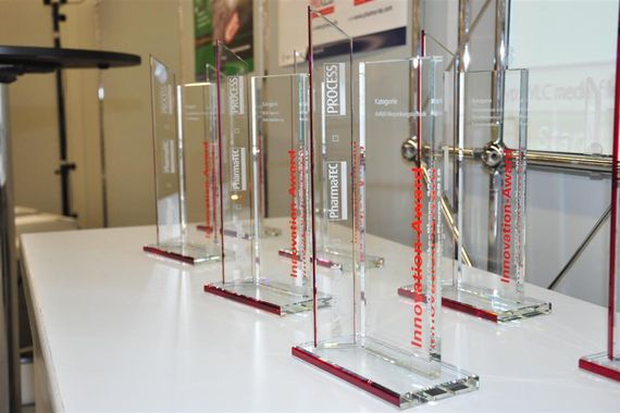 PROCESS, PharmaTEC und Schüttgut haben zur Powtech/TechnoPharm 2010 bereits zum 3. Mal Innovation-Awards verliehen. Gesucht wurden die innovativsten Apparate und Verfahren in sieben Kategorien. Erfahren Sie hier, welche Unternehmen die begehrte Auszeichnung von Nürnberg für die besten Produktneuheiten der Branche mit nach Hause nehmen. (Archiv: Vogel Business Media)