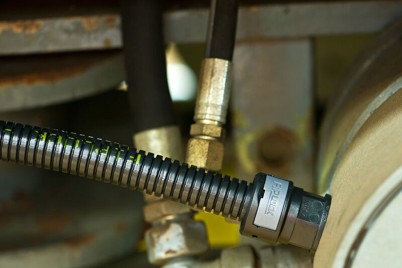 Die Verschraubung Fiplock One von Fränkische Industrial Pipes kommt als Kabelschutz in der Bahntechnik zum Einsatz. (FIP)