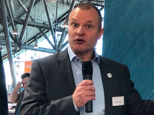 Gregor Baumeister, Director Warehousing & Distribution Logistic Systems, vermittelte bei einem Rundgang am Beumer-Stand einen Eindruck von der Vielfalt der Neuerungen aus Beckum.(Bild:  Maienschein)