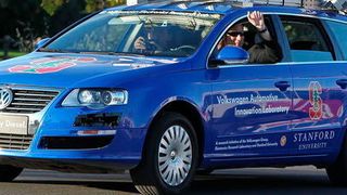 Prototyp eines autonom fahrenden VW Passat an der Stanford University: Immer mehr Funktionen im Automobil wie etwa das autonome Fahren werden durch Software realisiert. Daher wächst der Bedarf an Softwarespezialisten in den Entwicklungsabteilungen der Autohersteller. (Steve Jurvetson, Wikimedia Commons)