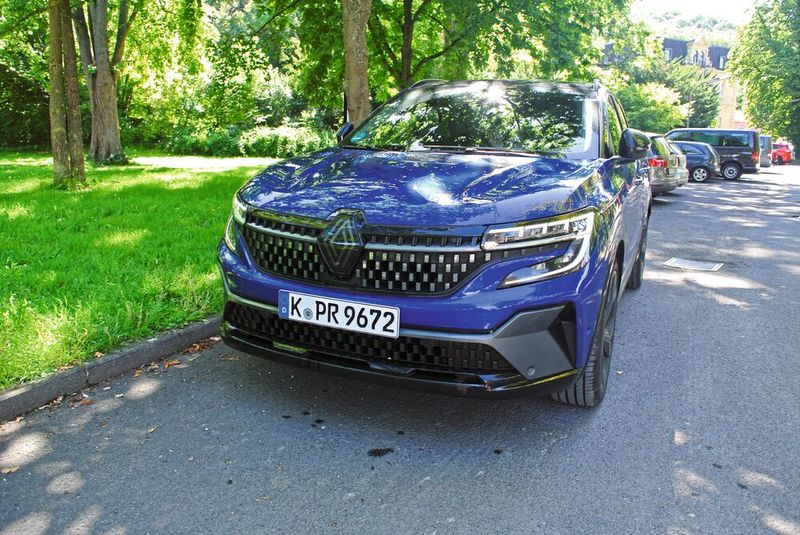 Im Vergleich zum Vorgänger Kadjar hat der Austral einen großen Kühlergrill bekommen. Die grauen Leisten vom Kennzeichen nach außen erinnern an den neuen Mégane. (Bild: Sven Prawitz/VCG)