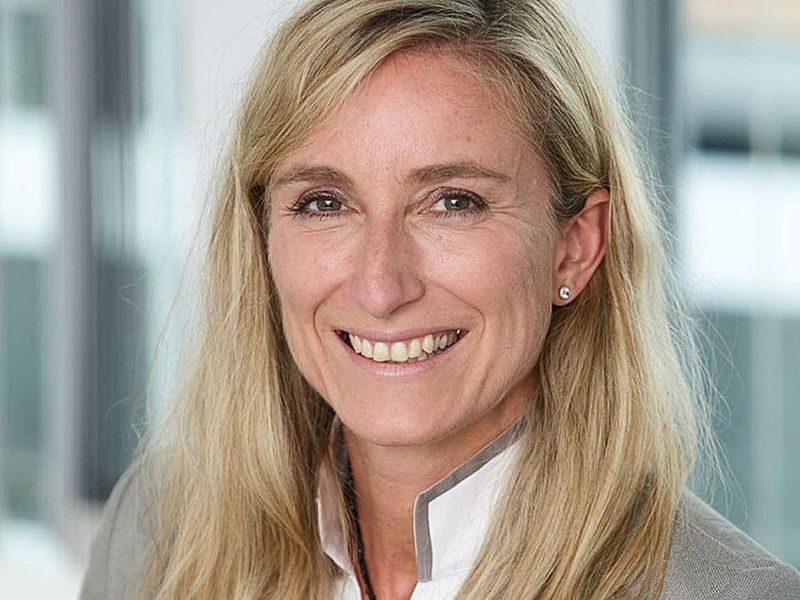 Anette Bronder leitet als Mitglied der Geschäftsführung der T-Systems International GmbH die Digital Division und den Geschäftsbereich Telekom Security. Anette Bronder verfügt über einen Hochschulabschluss in Wirtschafts- und Sozialwissenschaften mit Schwerpunkt Politikwissenschaften von der Universität Stuttgart. Sie hat über 19 Jahre Erfahrung in den Bereichen Delivery Services, Operations und Consulting. (T-Systems)