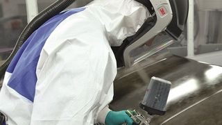 Verarbeitet der Lackierer mehr als 500 Gramm Lack am Tag, muss er Atemschutz mit Fremdbelüftung verwenden. (Foto: 3M Deutschland GmbH)