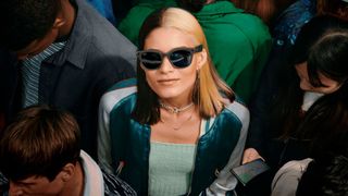 Facebook und Ray-Ban haben eine smarte Brille vorgestellt, mit der es möglich ist, Fotos und Videos aufzunehmen sowie Podcasts und Musik zu hören. (Bild: Facebook/Ray-Ban)