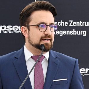 Johannes Marx, geschäftsführender Gesellschafter der Jepsen-Gruppe, gab den Startschuss für die Bauarbeiten.(Bild:  Jepsen-Autogruppe)