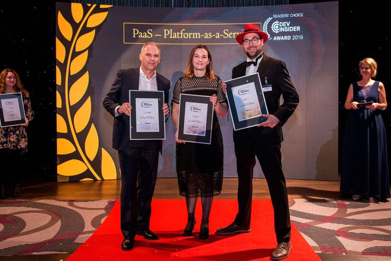 Die vorletzten Bühnengäste kommen aus dem Bereich PaaS, Platin nimmt Oliver Welte (l.) für Pivotal entgegen, Gold ist Red Hat in Person Horst Thieme (r.) vorbehalten, der Silber-Award wird Linda Egert von Microsoft überreicht. (Bild: artful rooms / VIT)