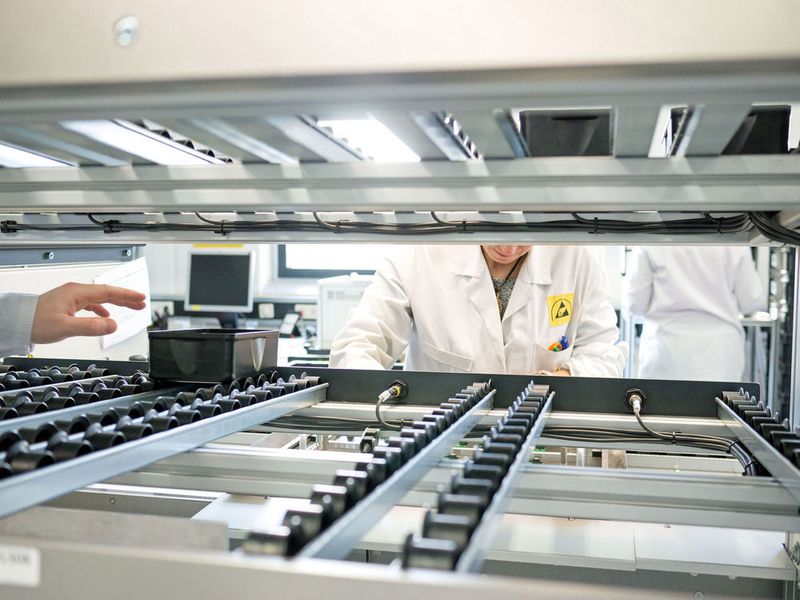 Mit zwei Pick-to-Light-Systemen optimiert Turck die THT-Bestückung von Leiterplatten am Produktionsstandort Halver. (Turck)