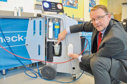 „Low Emisson“ heißt die Waeco-Klimaservice-Technologie, mit der Werkstätten der Umwelt, aber auch ihrem Geldbeutel etwas Gutes tun können. Guido Sasse, Head of Business Development and Marketing bei Waeco, zeigt den dabei zum Einsatz kommenden Altölbehälter, der sich erkennbar von bekannten Modellen unterscheidet. Darüber: die ebenfalls neuartigen Behälter für Frischöl und Kontrastmittel.(Bild:  Dominsky)