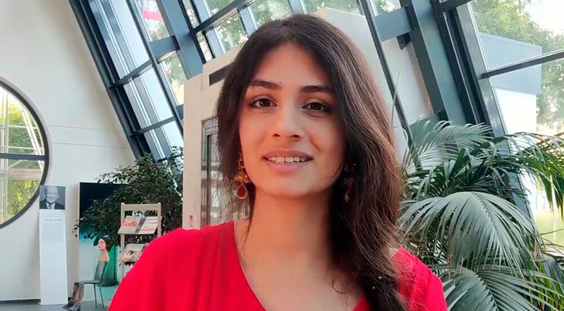 Noshaba Cheema promoviert im Forschungsbereich Agenten und Simulierte Realität und wurde in der Kategorie „Artifical Intelligence“ mit dem Frauen-MINT-Preis ausgezeichnet. (Bild:  Universität des Saarlandes)