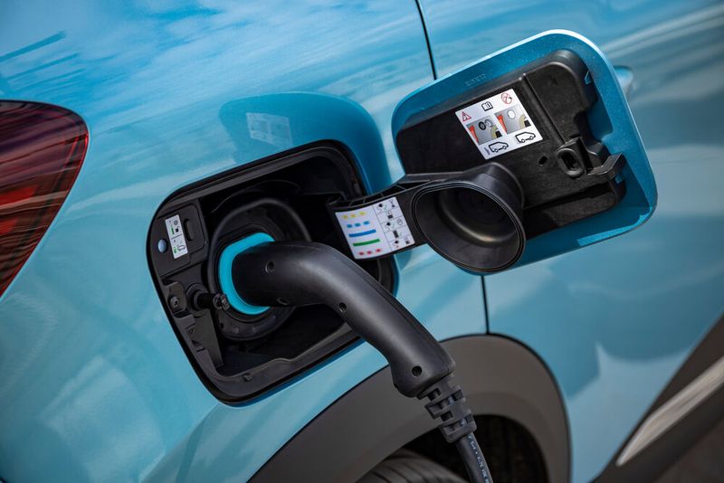 Die Plug-in-Hybride laden bei 3,6 kW Ladeleistung in drei Stunden voll auf. (Bild: Renault)