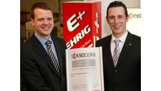 Mario Schuloks von Kyocera überreicht Torsten Ehrig (links) das Solution-Partner-Zertifikat. (Archiv: Vogel Business Media)