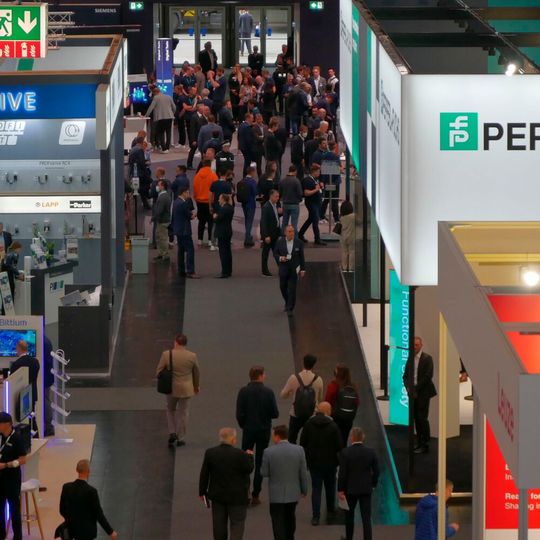 Bei der Hannover Messe 2022 waren 75.000 Besucher vor Ort. Im Verlgiech zur Zeit vor der Corona-Pandemie ist diese Zahl niedrig: 2019 waren es noch etwa 225.000 Besucher.(Bild:  Sandro Kipar)