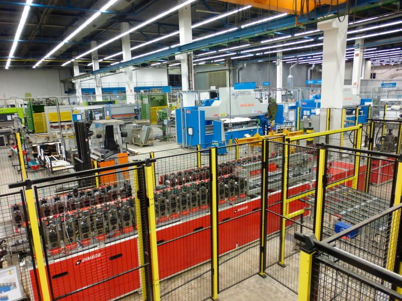 Die Rollformanlage ist direkt an die Flexipress angeschlossen. (Finus)