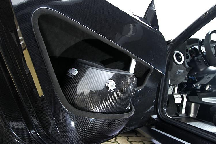 Für nach dem Rennen: Die Türinnenseiten sind so konstruiert, dass sie die Helme von Fahrer und Beifahrer aufnehmen. (Foto: New Stratos GbR)