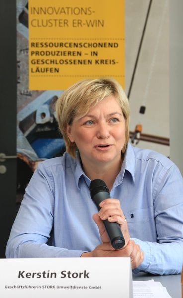 Kerstin Stork, Geschäftsführerin der Stork Umweltdienste GmbH, auf der Pressekonferenz. Das Unternehmen arbeitet erfolgreich mit dem Fraunhofer IFF zusammen. (Bild: Fraunhofer-IFF/Viktoria Kühne)