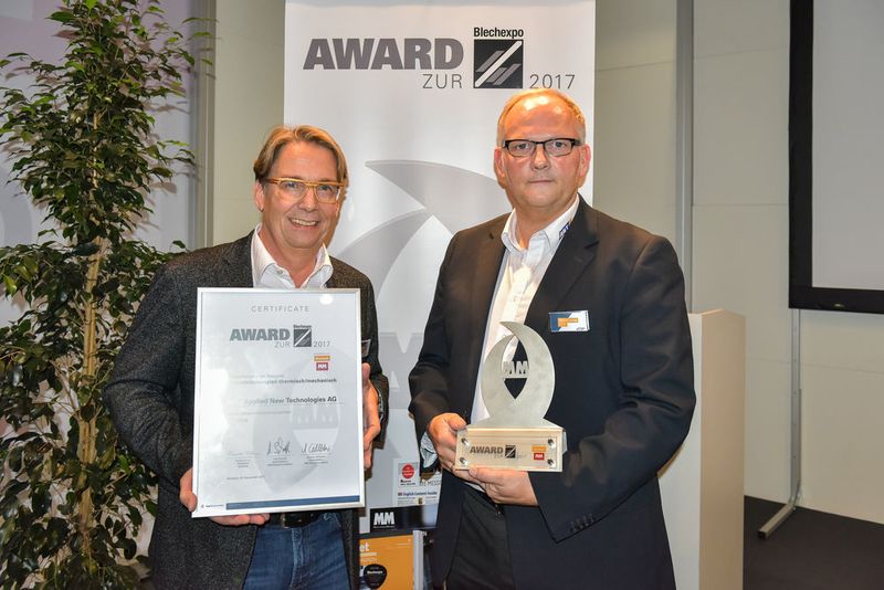 Stolze Sieger in Kategorie „Trenntechnologien thermisch/mechanisch“: ANT Applied New Technologies AG konnte sich mit der Abrasivmittelzumischeinheit ConSus durchsetzen. Im Bild Franz Eder (Vorstand/CEO, links) und Marco Linde (Vorstand/COO). (VBM, Hauenstein)