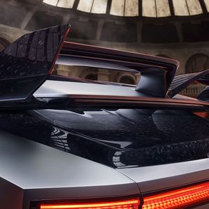 Angesichts der Performance dürfte der auffällige Heckflügel durchaus seine Berechtigung haben.(Bild:  Hiphi)