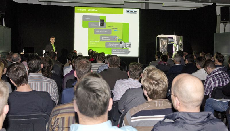 Vorstellung des Workflows vom CAD/CAM-System über die Fünf-Achs-Fräsmaschine bis zum fertigen, direkt verschraubbaren Preform-Abutment (Bild: Datron)