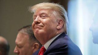 Donald Trump hat die nächsten Strippen in Sachen Zollpolitik gezogen. Er träumt vom goldenen Zeitalter der USA. Unterdessen denken die betroffenen Länder über Gegenmaßnahmen nach, die Börsen krachten ein und es lodert erster Zwist im Weißen Haus auf ... (Bild: AP)