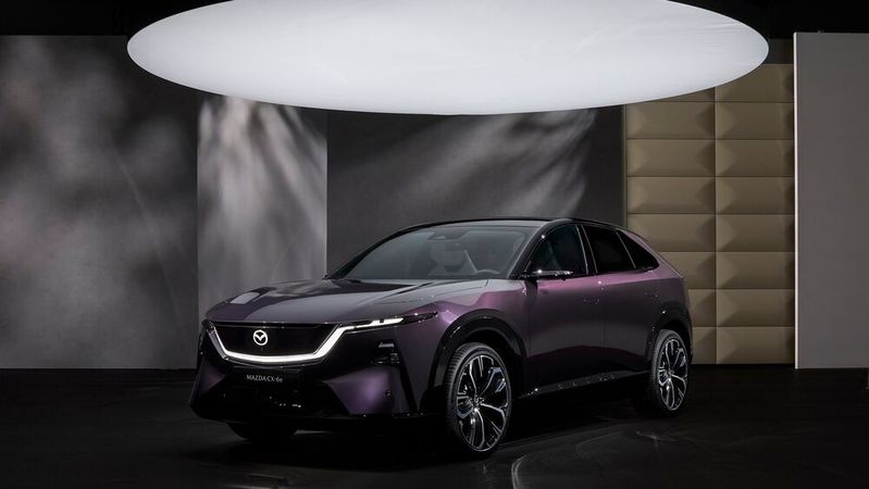 Der neue CX-6e geht zu Preisen ab rund 50.000 Euro im Sommer an den Start.(Bild:  Mazda)