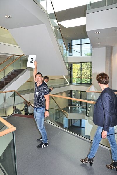 Der Rundgang im Biozentrum I führt auch durch das Atrium mit den verspringenden Treppen und Stegen. (LABORPRAXIS)