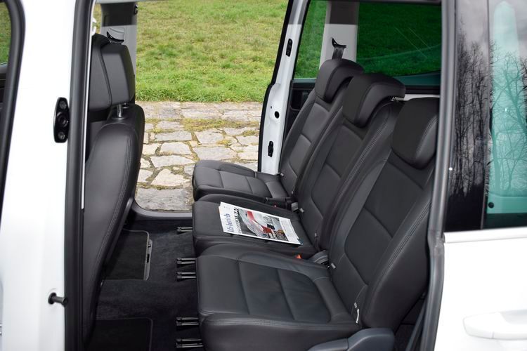 Bequemer kann man nicht einsteigen. Die Dreiersitzbank ist aber für normal große Erwachsene zu knapp. (Foto: Holz)