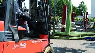 Ein Teil der fertigen Abgasanlagen wird bei Emcon Technologies mit einem Toyota-Vierrad-Elektrostapler 7FBMF mit 2,5 t Tragfähigkeit zuverlässig in die Lkw verladen.Bild: TMHD (Archiv: Vogel Business Media)