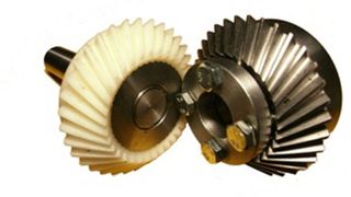 Kegelradpaar aus einem Kunststoffzahnrad PA 12G mit eingegossener Stahlnabe. Das  Gegenrad: ein Stahlrad, das auf einer verschiebbaren Welle federnd geklemmt wird.  (Bild: Maul Konstruktionen)