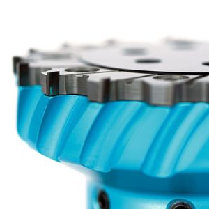 Die Zähne des Vollhartmetall-Schneidenkörpers sind mit bis zu 20 PKD-Tips versehen für die optimale Bearbeitung von Leichtbauwerkstoffen. (Bild:  Urma AG)