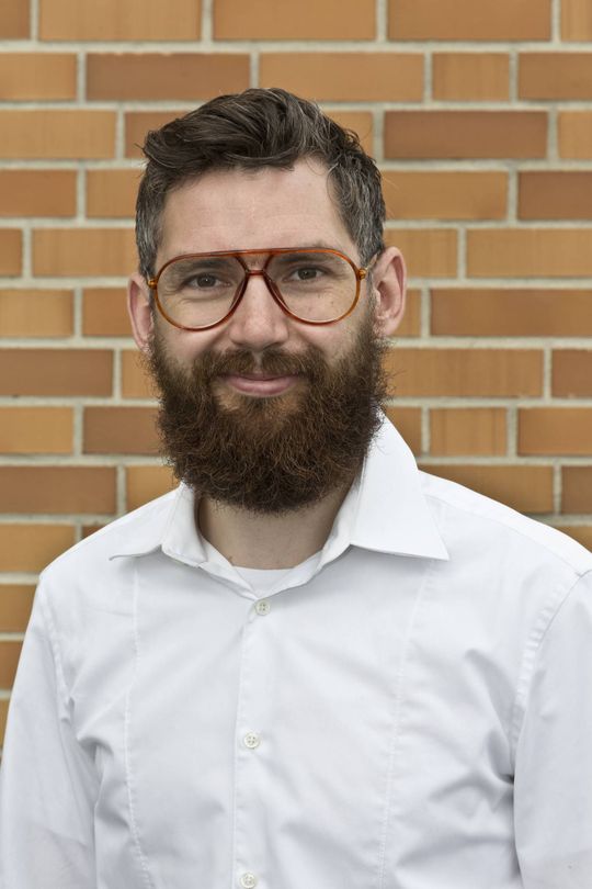 (smartblick-Erfinder Martin Müller-Turner: „Die Vorteile des Werkstückzählers machen sich vor allem bei hohen Stückzahlen bemerkbar. Wenn für die Produktion von 1.000 Teilen einer Serie beispielsweise zehn Stunden veranschlagt wurden, kann der tatsächliche Aufwand jetzt bereits nach 50 oder 100 fertigen Werkstücken präzise ermittelt werden.“ (Bild: smartblick))