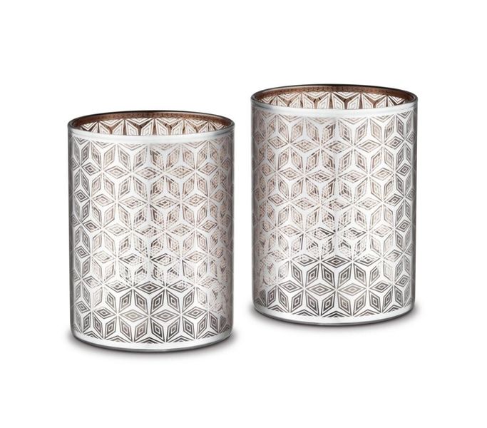 Teelichtgläser-Set STERNE aus silberfarbenem Glas, bestehend aus 2 mundgeblasenen Teelichtgläsern und 2 Teelichtkerzen. Maße: 6,5 x 9 cm. Artikelnummer: B66951493. (Bild: Daimler)