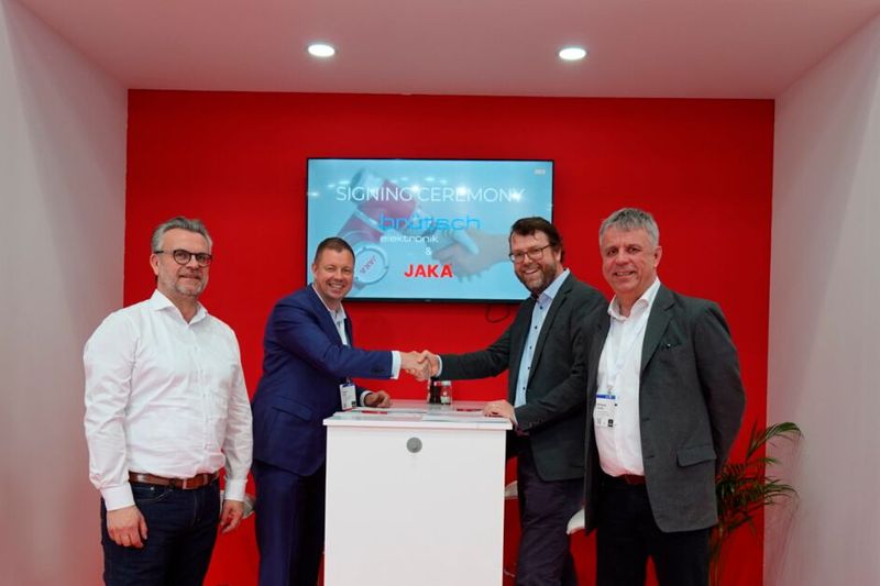 Jaka x Brütsch Elektronik Vertragsunterzeichnung (von links: Martin Kluge, Leiter Produktgeschäft Automation bei Brütsch Elektronik, Carsten Stiller, Head of Sales and Marketing bei JAKA Robotics, Cornelius Niemeyer, Leiter Geschäftsbereich Automation bei Brütsch Elektronik, Wolfgang Lienke, Head of JAKA Europe) (Bild: Jaka)