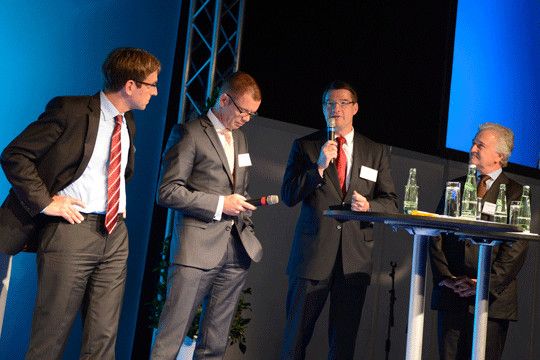 Dr. Konrad Weßner diskutiert mit den Händlern Stefan N. Quary, Dr. Volker Borkowski und Volker Traugott Reichstein über die Bedeutung des Versicherungsgeschäfts im Autohaus (v. li.). (Foto: Wessbach)