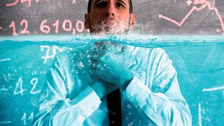 Wer auf mögliche Krisen vorbereitet ist, der kann reagieren, bevor ihm das Wasser sprichwörtlich bis zum Hals steht. Unternehmer sollten deshalb die wirtschaftliche Lage ihres Unternehmens genau kennen. (© alphaspirit - Fotolia)