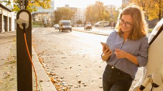 Plug & Charge: macht das Laden eines E-Fahrzeugs so einfach wie noch nie. Da Ladesäule und Auto Daten austauschen, muss der Fahrer keine manuellen Eingaben machen.  (Bild: Evgeniy & Karina Gerasimovi)