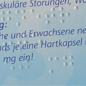 Eine seitliche Beleuchtung hebt die Braille-Punkte auf der Faltschachtel mit Aufdruck besser hervor.