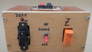 Zwischen Anzünder und Stromquelle (Batterie/Akku) sitzt ein Taster, der bei Betätigung den Stromkreis schließt. (Bild: Pyaz)