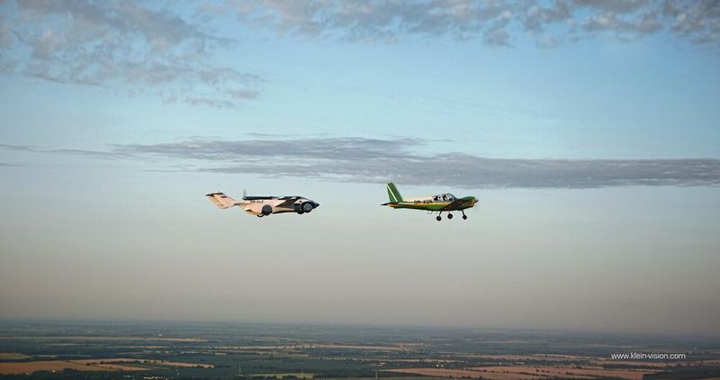 Hier fliegt das Aircar hinter einem herkömmlichen Kleinflugzeug. (Bild: Klein Vision)
