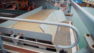 Robuster Antrieb für den Einsatz auf See: Das 2-in-1-Kettenantriebssystem namens RUD-Tecdos-Pi-Gamma besteht aus einsatzgehärtetem Stahl. Es treibt jetzt diese Geröllräumplattform bei Van Oord an.  (Van Oord)