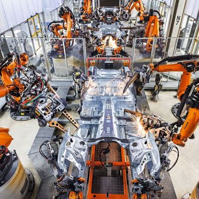 Im Karosseriebau in Neckarsulm können Schweißspritzer entstehen. Eine bildverarbeitende KI hilft, diese potentiellen Metallablagerungen zu erkennen. (Bild: Audi AG)