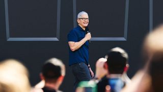 Tim Cook begrüßt die Teilnehmer der WWDC22: Im Wettbewerb mit Android-Smartphones und Windows-PCs setzt Apple auf mehr Leistung und ein besseres Zusammenspiel seiner Geräte. (Bild: Apple Inc.)