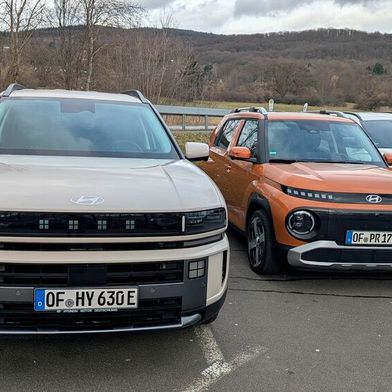 Die Antriebsvielfalt von Hyundai auf einen Blick: der neue Nexo mit Brennstoffzelle (links) vor dem Mini-BEV Inster und dem Tucson, der auf klassische Verbrenner, Hybride und PHEV setzt. (Bild: Rosenow – VCG)