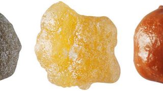 Produktbeispiele v.l.n.r.: Sprühgranulation Enzym, Sprühkühlung mit Fett, Sprühgranulation Beta-Carotin  (Bild: Glatt)