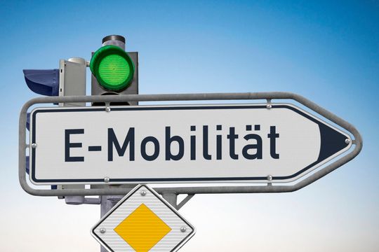 Noch steht die Ampel für die E-Mobilität noch nicht überall auf Grün.(Bild:  © kamasigns - stock.adobe.com)